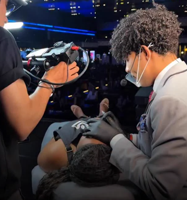 Execução de micropigmentação ao vivo sendo filmada, com a especialista trabalhando na cliente